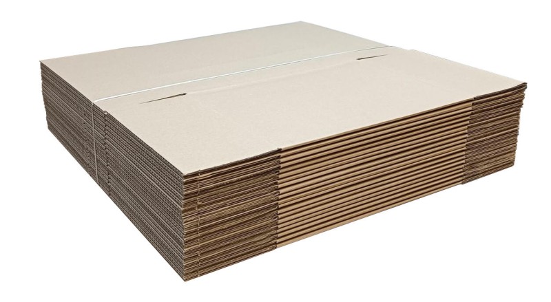 Szary karton klapowy wykonany z 3-warstwowej tektury o fali C. Karton ma klasyczną konstrukcję  z czterema klapami u góry i u dołu, które po złożeniu tworzą szczelne i trwałe opakowanie. Widoczna jest jego solidna, falista struktura.