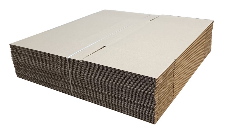 Szary karton klapowy wykonany z 3-warstwowej tektury o fali C. Karton ma klasyczną konstrukcję  z czterema klapami u góry i u dołu, które po złożeniu tworzą szczelne i trwałe opakowanie. Widoczna jest jego solidna, falista struktura.