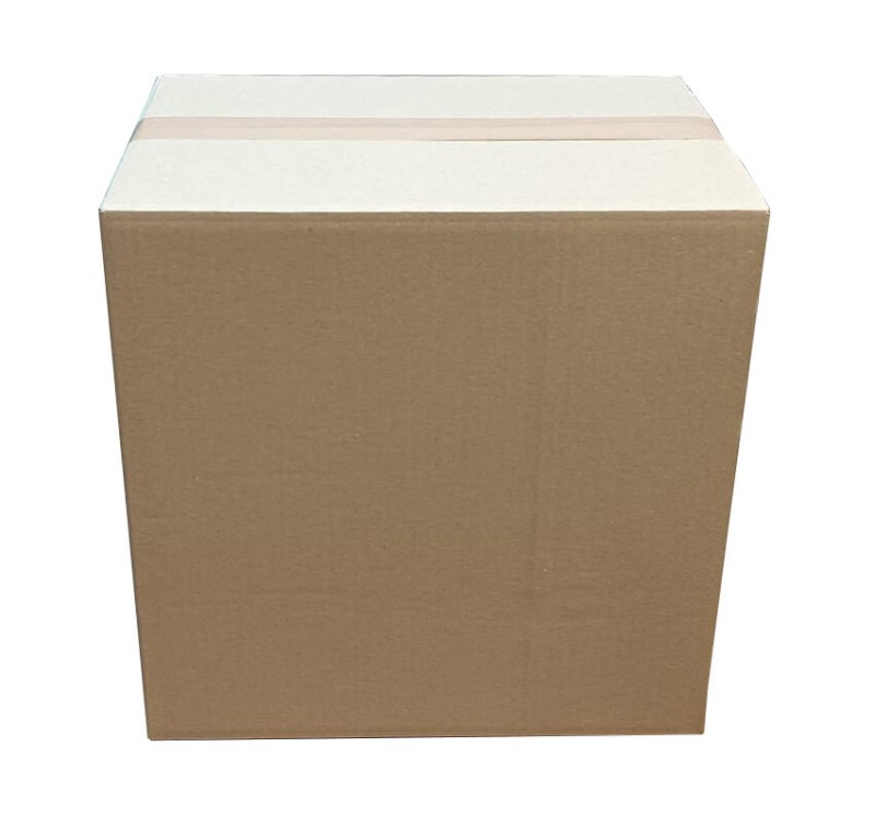 Szary karton klapowy wykonany z 3-warstwowej tektury o fali C. Karton ma klasyczną konstrukcję  z czterema klapami u góry i u dołu, które po złożeniu tworzą szczelne i trwałe opakowanie. Widoczna jest jego solidna, falista struktura.