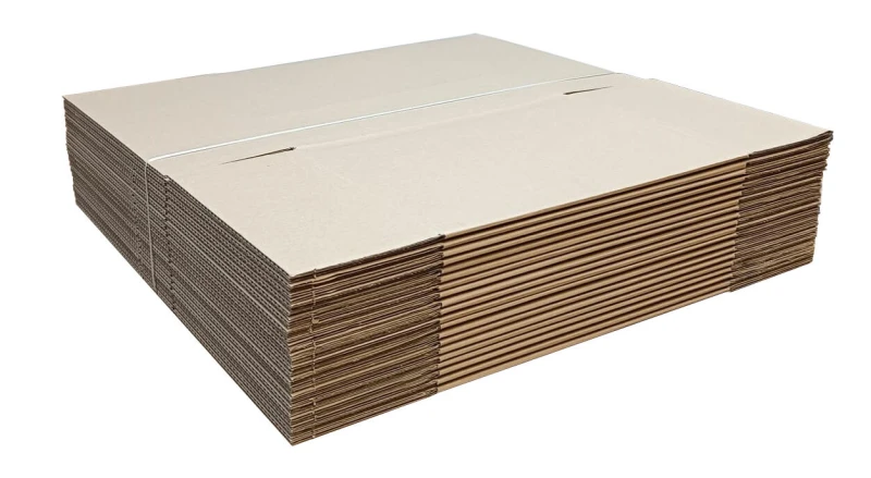 Szary karton klapowy wykonany z 3-warstwowej tektury o fali C. Karton ma klasyczną konstrukcję  z czterema klapami u góry i u dołu, które po złożeniu tworzą szczelne i trwałe opakowanie. Widoczna jest jego solidna, falista struktura.