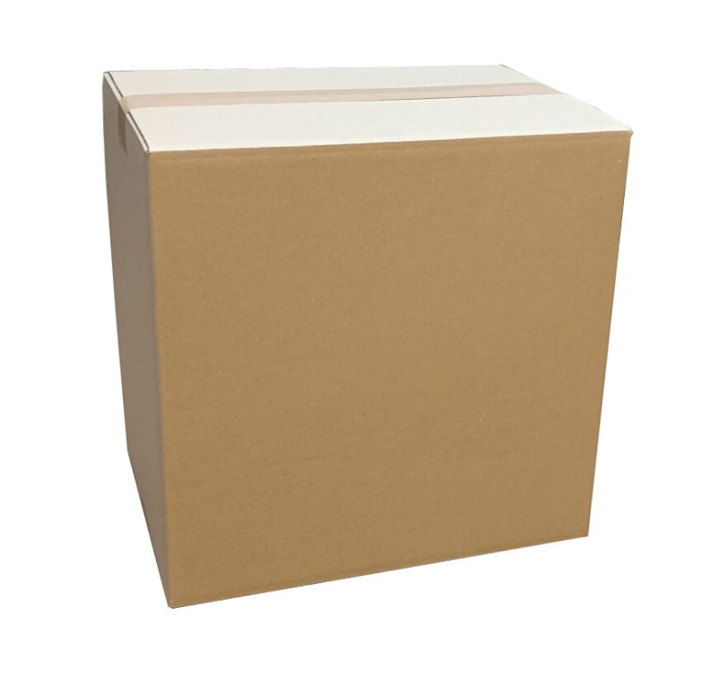 Szary karton klapowy wykonany z 3-warstwowej tektury o fali C. Karton ma klasyczną konstrukcję  z czterema klapami u góry i u dołu, które po złożeniu tworzą szczelne i trwałe opakowanie. Widoczna jest jego solidna, falista struktura.