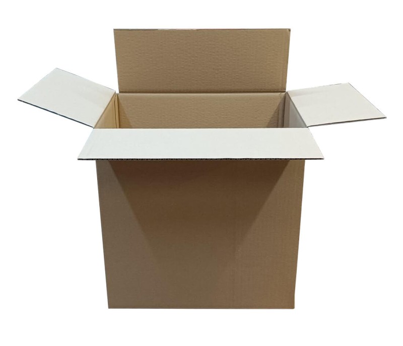 Szary karton klapowy wykonany z 3-warstwowej tektury o fali C. Karton ma klasyczną konstrukcję  z czterema klapami u góry i u dołu, które po złożeniu tworzą szczelne i trwałe opakowanie. Widoczna jest jego solidna, falista struktura.