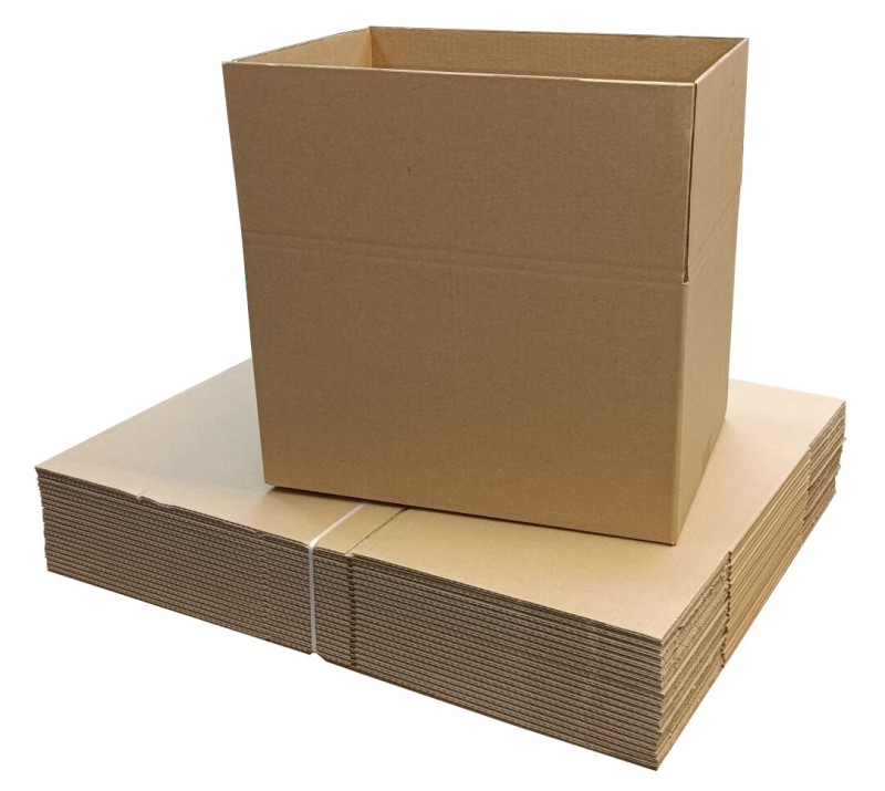 Szary karton klapowy wykonany z 3-warstwowej tektury o fali B. Karton ma klasyczną konstrukcję FEFCO 201 z czterema klapami, które zapewniają łatwe i szybkie zamknięcie. Jego proporcje wskazują na dużą pojemność.