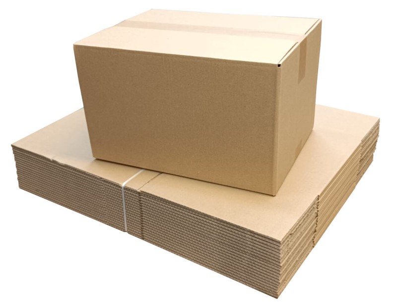 Szary karton klapowy wykonany z 3-warstwowej tektury o fali B. Karton ma klasyczną konstrukcję FEFCO 201 z czterema klapami, które zapewniają łatwe i szybkie zamknięcie. Jego proporcje wskazują na dużą pojemność.