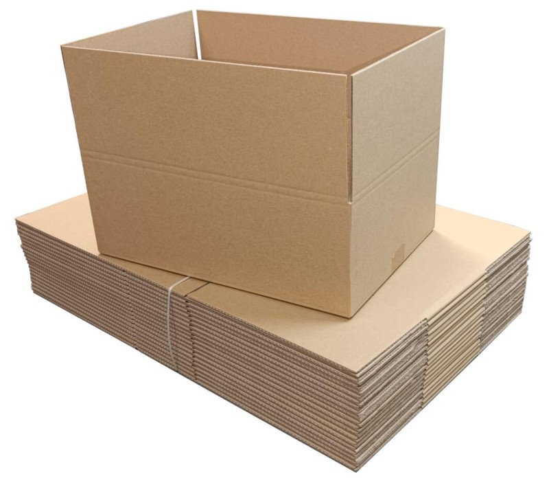 Szary karton klapowy wykonany z pięciowarstwowej tektury o fali EB. Opakowanie posiada solidną konstrukcje FEFCO 201. Karton ma prostokątny kształt i kompaktową wysokość.