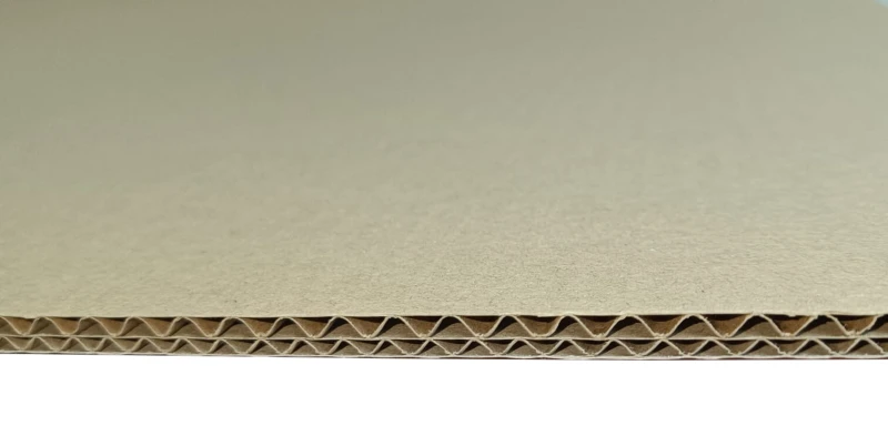Przekładka tekturowa 1415x580 mm – trwała i ekologiczna ochrona towaru na palecie. Wykonana z szaro-szarej tektury o fali EB.  Idealna do zabezpieczania produktów w transporcie i magazynowaniu. Tektura.