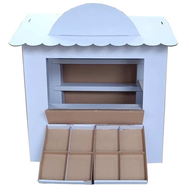 Duży sklep kolorowanka z tektury 5-warstwowej przestronna konstrukcja. Z otwieranymi drzwiami i oknami, ladą i półkami. Zapewnia kreatywną i bezpieczną rozrywkę dla dzieci. Produkt bez nadruku