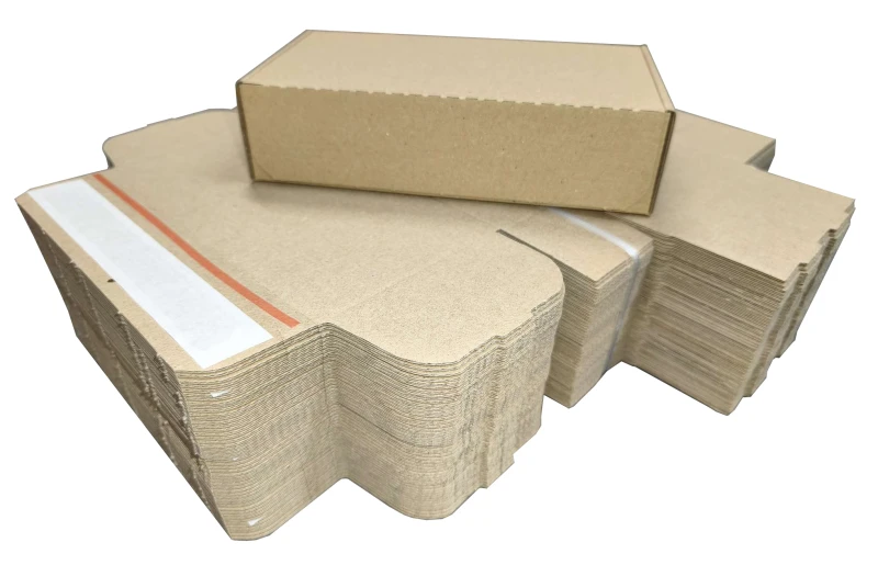 Karton fasonowy 195x100x50 mm z paskiem klejowym HotMelt i zrywką, wykonany z 3-warstwowej tektury falistej. Estetyczne, białe tło podkreśla jego kompaktowy kształt i przeznaczenie do wysyłek e-commerce oraz paczkomatów.
