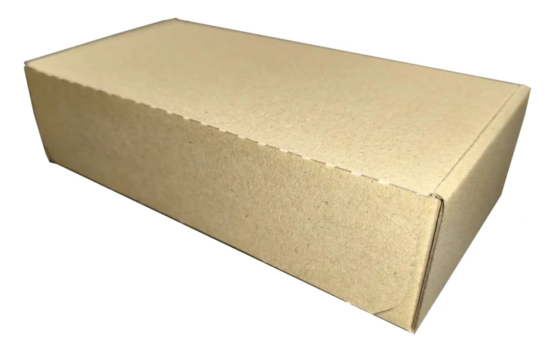 Karton fasonowy 195x100x50 mm z paskiem klejowym HotMelt i zrywką, wykonany z 3-warstwowej tektury falistej. Estetyczne, białe tło podkreśla jego kompaktowy kształt i przeznaczenie do wysyłek e-commerce oraz paczkomatów.