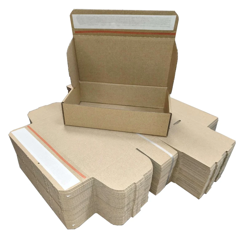 Karton fasonowy 195x100x50 mm z paskiem klejowym HotMelt i zrywką, wykonany z 3-warstwowej tektury falistej. Estetyczne, białe tło podkreśla jego kompaktowy kształt i przeznaczenie do wysyłek e-commerce oraz paczkomatów.