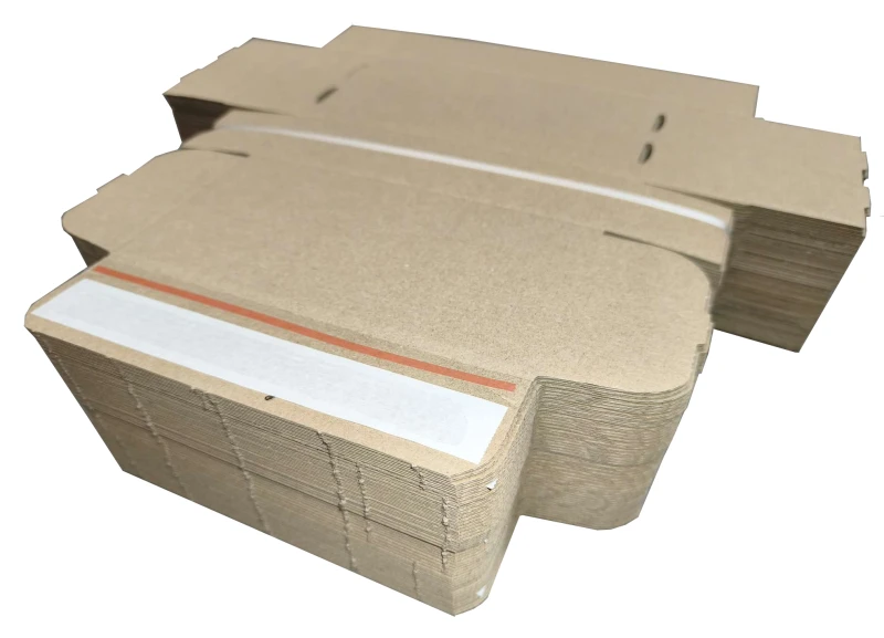 Karton fasonowy 195x100x50 mm z paskiem klejowym HotMelt i zrywką, wykonany z 3-warstwowej tektury falistej. Estetyczne, białe tło podkreśla jego kompaktowy kształt i przeznaczenie do wysyłek e-commerce oraz paczkomatów.
