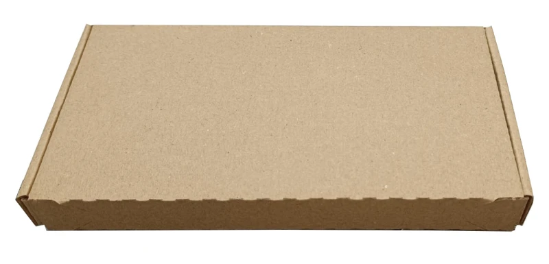 Karton fasonowy 195x100x20 mm z paskiem klejowym HotMelt i zrywką, wykonany z 3-warstwowej tektury falistej. Estetyczne, białe tło podkreśla jego kompaktowy kształt i przeznaczenie do wysyłek e-commerce oraz paczkomatów.