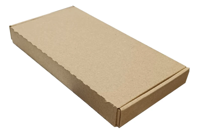 Karton fasonowy 195x100x20 mm z paskiem klejowym HotMelt i zrywką, wykonany z 3-warstwowej tektury falistej. Estetyczne, białe tło podkreśla jego kompaktowy kształt i przeznaczenie do wysyłek e-commerce oraz paczkomatów.