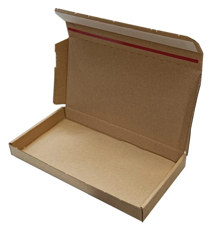 Karton fasonowy 195x100x20 mm z paskiem klejowym HotMelt i zrywką, wykonany z 3-warstwowej tektury falistej. Estetyczne, białe tło podkreśla jego kompaktowy kształt i przeznaczenie do wysyłek e-commerce oraz paczkomatów.