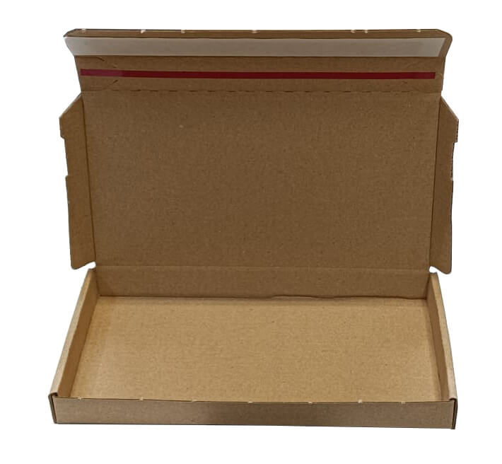 Karton fasonowy 195x100x20 mm z paskiem klejowym HotMelt i zrywką, wykonany z 3-warstwowej tektury falistej. Estetyczne, białe tło podkreśla jego kompaktowy kształt i przeznaczenie do wysyłek e-commerce oraz paczkomatów.