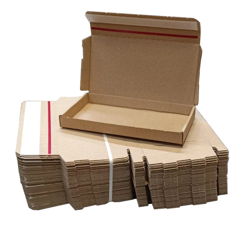 Karton fasonowy 195x100x20 mm z paskiem klejowym HotMelt i zrywką, wykonany z 3-warstwowej tektury falistej. Estetyczne, białe tło podkreśla jego kompaktowy kształt i przeznaczenie do wysyłek e-commerce oraz paczkomatów.