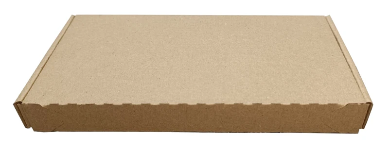 Karton fasonowy 195x100x20 mm z paskiem klejowym HotMelt i zrywką, wykonany z 3-warstwowej tektury falistej. Estetyczne, białe tło podkreśla jego kompaktowy kształt i przeznaczenie do wysyłek e-commerce oraz paczkomatów.