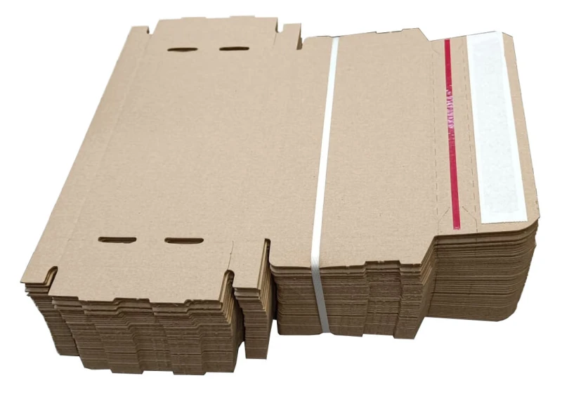 Karton fasonowy 195x100x20 mm z paskiem klejowym HotMelt i zrywką, wykonany z 3-warstwowej tektury falistej. Estetyczne, białe tło podkreśla jego kompaktowy kształt i przeznaczenie do wysyłek e-commerce oraz paczkomatów.