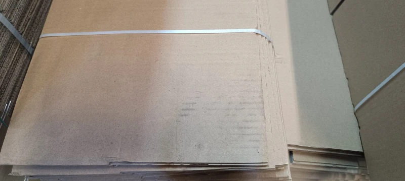 Karton z automatycznym dnem 390x295x125 mm w kolorze szarym, wykonany z trwałej 3-warstwowej tektury. Na zdjęciu widoczne jest solidne, estetyczne pudełko o prostokątnym kształcie, przygotowane do szybkiego składania i pakowania.