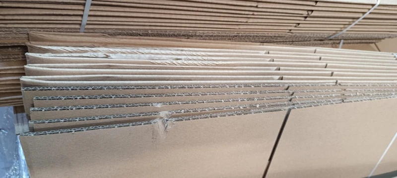 Karton z automatycznym dnem 390x295x125 mm w kolorze szarym, wykonany z trwałej 3-warstwowej tektury. Na zdjęciu widoczne jest solidne, estetyczne pudełko o prostokątnym kształcie, przygotowane do szybkiego składania i pakowania.
