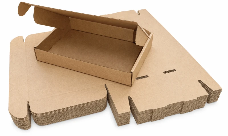 Karton fasonowy o wymiarach 320x220x50 mm, wykonany z 3-warstwowej tektury (fala B, gramatura 340 g/m²). Pudełko jest łatwe do złożenia i nie wymaga użycia taśmy czy kleju, co pozwala na szybkie i ekonomiczne pakowanie.