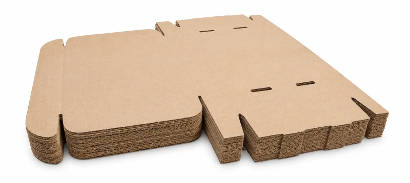 Karton fasonowy o wymiarach 320x220x50 mm, wykonany z 3-warstwowej tektury (fala B, gramatura 340 g/m²). Pudełko jest łatwe do złożenia i nie wymaga użycia taśmy czy kleju, co pozwala na szybkie i ekonomiczne pakowanie.