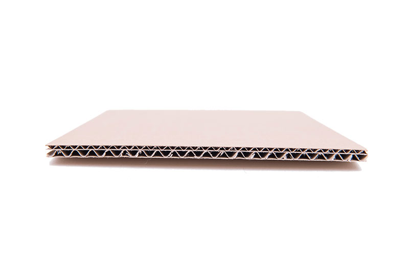 Przekładka tekturowa 1220x402 mm – trwała i ekologiczna ochrona towaru na palecie. Wykonana z tektury szaroj o fali BC.  Idealna do zabezpieczania produktów w transporcie i magazynowaniu. Tektura.